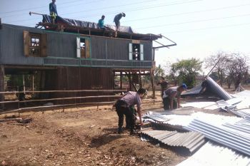 Anggota TNI-Polri  benahi rumah warga usai diterjang puting beliung