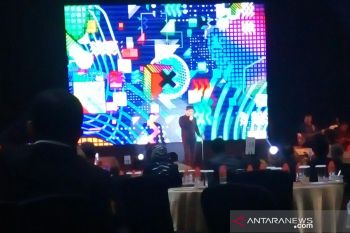 Fadly Padi hibur Konsumen PLN Sulselrabar di Makassar