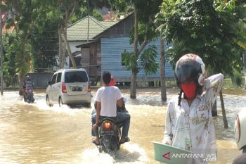 VIDEO - Curah hujan meningkat, Sungai Batak Pekanbaru meluap