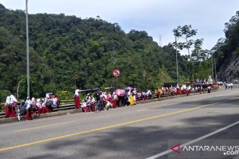 Pelajar di Limapuluh Kota padati jembatan Kelok Sembilan saksikan TdS