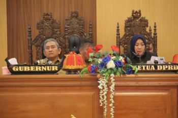 Gubernur  serahkan nota keuangan 2020 ke DPRD Sulbar