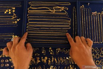 Harga emas perhiasan di Palembang  melonjak jadi Rp4,25 juta per suku