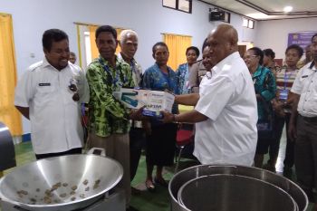 Dispar Papua salurkan bantuan peralatan masak ke kelompok usaha wisata Biak