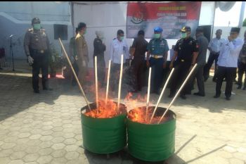 Kejari Panjang musnahkan barang bukti