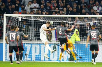 Lyon gilas Benfica 3-1