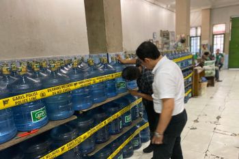 Diduga bersumber dari air PDAM, pabrik air minuman kemasan merek SMS disegel polisi