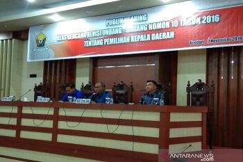Ketua KPK memimpin doa buat Yusuf-Randi saat "hearing" di DPRD Sultra