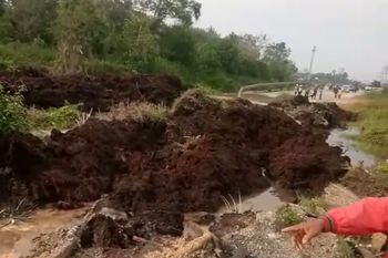 Truk tenggelam akibat jalan ambruk menuju Pelabuhan Tanjung Buton Siak