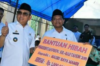 Pemprov Sulbar serahkan hibah Rp3,5 miliar untuk Pemkab Mamasa