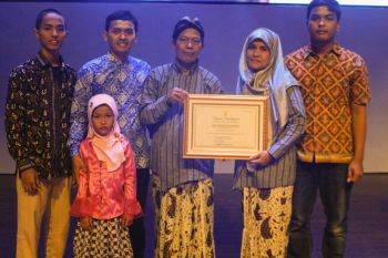 Supriyadi dan Paryanti meraih penghargaan Orang Tua Hebat Kemendikbud