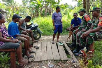Babinsa Yapen Tmur ajak warga dukung listrik masuk kampung
