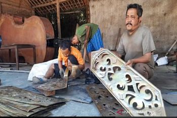 Mulai bergairah, pengrajin tembaga Tumang Boyolali terima pesanan biola raksasa