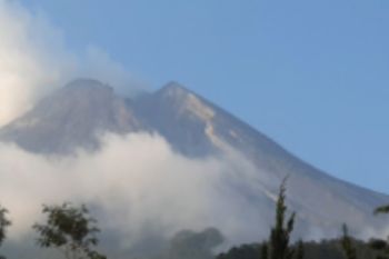 Gunung Merapi keluarkan awan panas