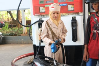 Petugas SPBU gunakan pakaian pahlawan saat layani konsumen