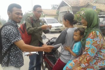 Organisasi pemuda di Waykanan bagikan masker kepada pengendara