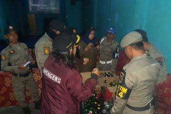 Satpol-PP Kota Solok amankan 96 botol miras berbagai merek dari sejumlah kafe
