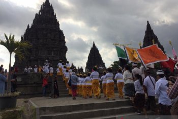 Umat Hindu lmeaksanakan Abhiseka untuk menyucikan Candi Prambanan