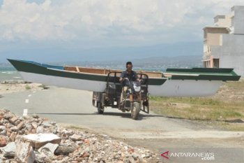 Mengangkut perahu dengan sepeda motor