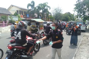PMI Ogan Komering Ulu bagikan  masker dan bibit pohon