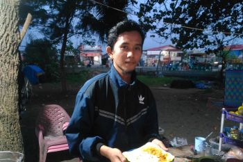 Makanan tradisional kerupuk leak dan pensi tetap eksis