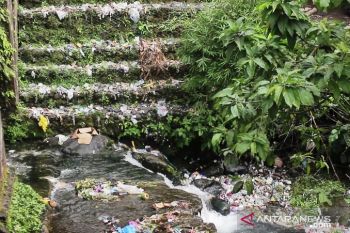 Sampah di anak sungai Lembah Anai, butuh alat berat membersihkannya
