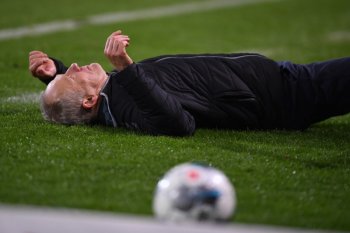 Tabrak pelatih Freiburg, kapten Frankfurt ini diskors tujuh pekan