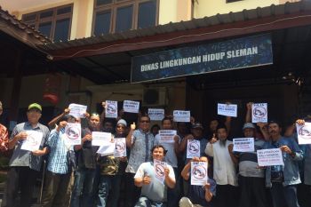 Warga Sindumartani mendatangi DLH Sleman tolak penambangan di Gendol