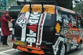 Angkot di padang  kreasikan mobil tarik penumpang