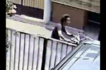 Ciri penyiram cairan kimia ke siswi SMP tertangkap CCTV