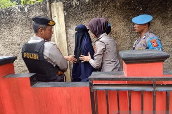 Polisi pulangkan DK istri terduga teroris DS