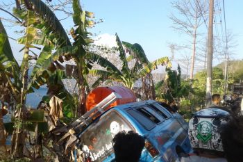 Angkot di Baubau terperosok ke jurang