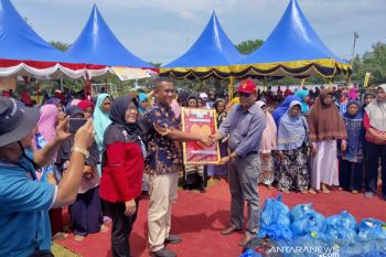 Bakti Sosial, SMAS Cendana Mandau serahkan bantuan ke Desa Apiapi