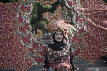 Peragaan busana berbahan limbah daur ulang