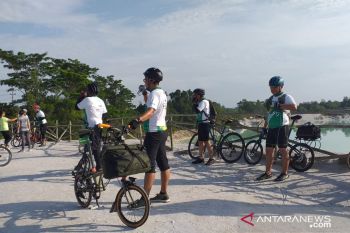 Peserta "CitiCyclink Bike to Nature"  kagumi keindahan alam Belitung