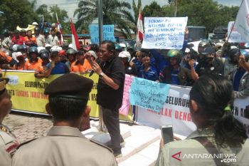 Ratusan buruh Dumai tolak penetapan UMK Rp3,289 juta