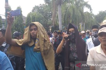 Ribuan warga Loteng menolak perubahan nama Bandara Internasional Lombok