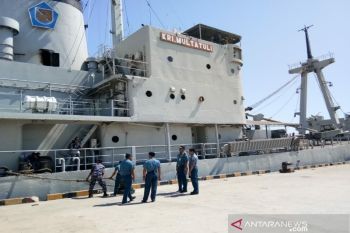 KRI Multatuli-561 mengunjungi perairan Kota Kendari
