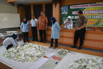 Disperindag Sleman mengundi hadiah "Belanja di Warung Tetangga"