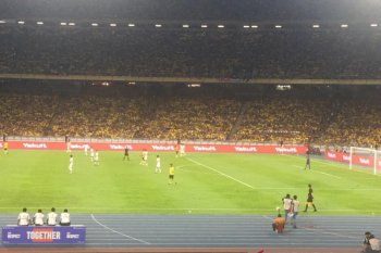 Indonesia vs Malaysia diwarnai aksi saling lempar antar suporter