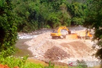 Pemkab Pesisir Selatan memastikan pengerukan Sungai Pelangai Gadang ilegal