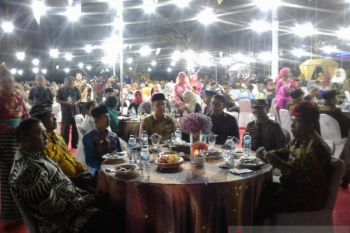 Peserta Festival Keraton ASEAN nikmati makan malam di puncak Palagimata Baubau