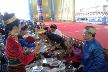 Ribuan talang makanan mengelilingi benteng keraton pada FKMA ASEAN di Baubau