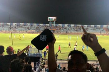 Penonton masuk lapangan, pertandingan Persela lawan Perseru dihentikan