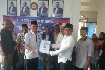 Mantan anggota DPR-RI Taslim mendaftar jadi calon Bupati Agam ke PAN
