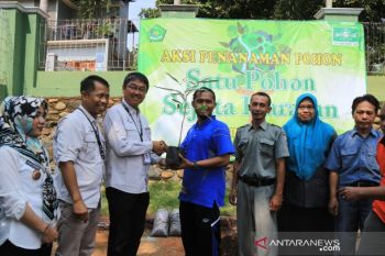 Incar Adiwiyata Mandiri, siswa MI Batang lakukan gerakan penanaman pohon