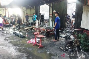 Kebakaran minimarket dan 17 kios di  Agam