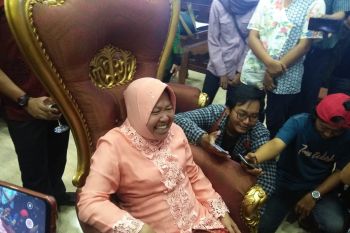 Wartawan Surabaya tiba-tiba kesurupan di depan Wali Kota Risma yang melakukan jumpa pers