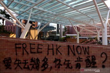 Menghindari bentrokan, para pemilih Hong Kong antre lebih pagi di TPS