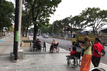 Dinas PUPR Kota Padang targetkan penyelesaian trotoar hingga Desember 2019