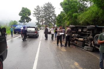 Mikro bus Jasa Malindo tergelincir di dekat Tugu Ayam Arosuka Kabupaten Solok